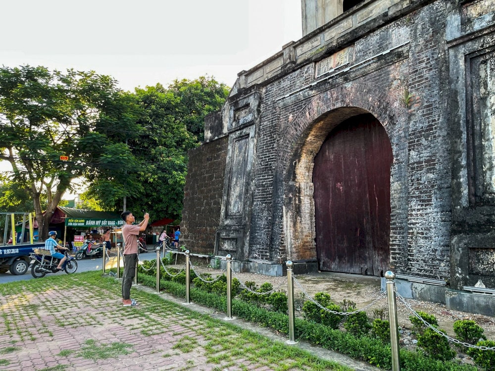 Bạn nên tham quan thành cổ Vinh vào những mùa có thời điểm mát mẻ